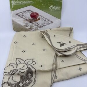 Vtg‎ Regency Paragon Embroidered Tablecloth & 6 Napkins Linen Kit 59x90" Scallop